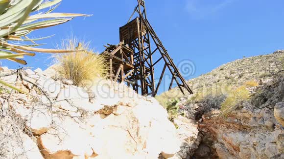 莫哈韦沙漠标准矿首1和矿首潘视频的预览图