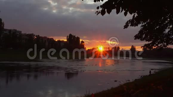 乌兹戈洛德河畔日落视频的预览图