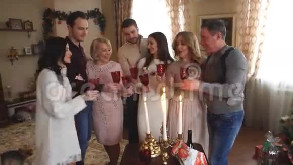 大家庭庆祝圣诞节喝香槟视频的预览图