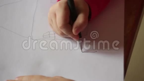 一个小女孩的手画了一棵树视频的预览图