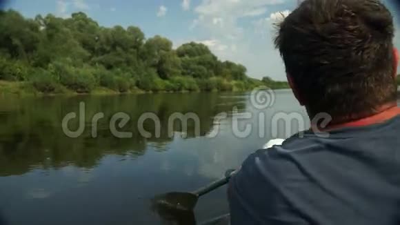 人在俄罗斯乌格拉河平静的水域划艇视频的预览图