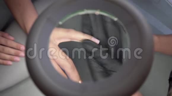 专业美甲沙龙用指甲剪刀剪去指甲角质层漂亮的女性指甲和美甲视频的预览图