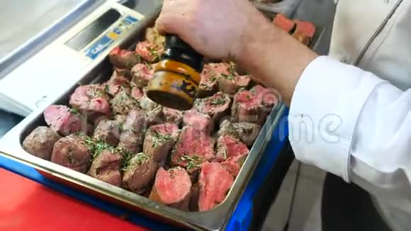 生肉烤猪肉腌制在烤肉酱与芥末新鲜洋葱特写视频的预览图