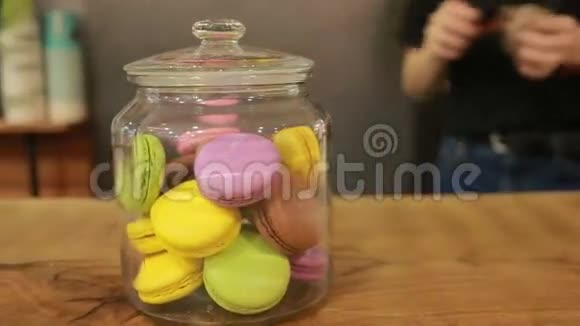 彩色杏仁饼干与玻璃盖子在展示箱咖啡馆的甜点视频的预览图