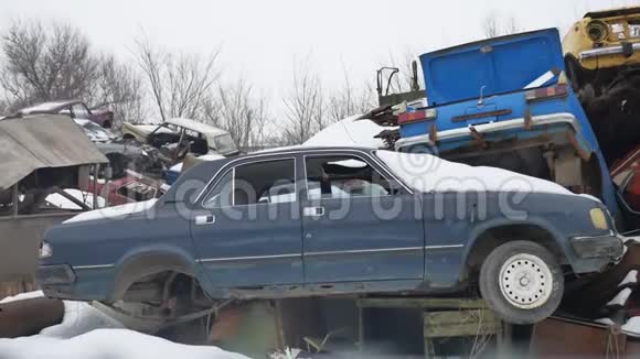 旧汽车废金属垃圾场废弃垃圾填埋场户外处置视频车辆冬季视频的预览图