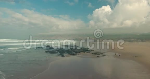 飞越空沙滩和海浪视频的预览图