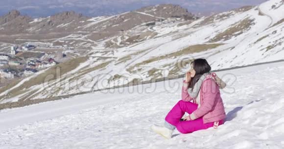雪山峰上的年轻女子视频的预览图