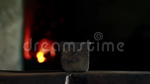 用火和闪闪发光的火焰近距离射击炉子视频的预览图