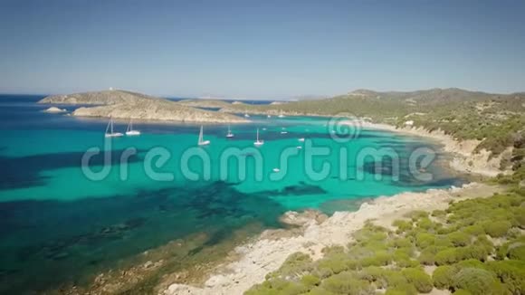 意大利撒丁岛对地中海的无人机鸟瞰夏天视频的预览图
