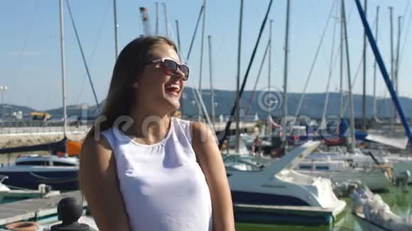 漂亮的女孩在游艇的背景下慢镜头地笑视频的预览图