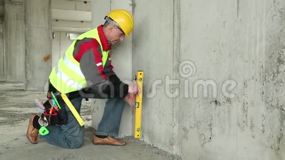 建筑工人戴黄色安全帽建筑工地平整视频的预览图