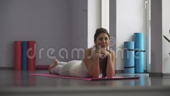 漂亮的女人躺在镜子前视频的预览图