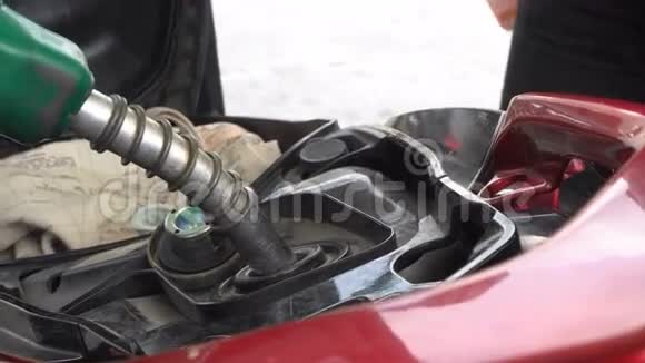 一只雄性手用汽油泵给滑板车加油视频的预览图
