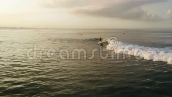 冲浪骑在蓝色波浪上的冲浪者视频的预览图
