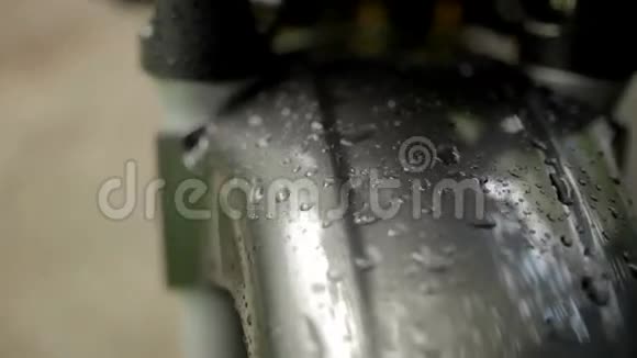 洗车或下雨后关闭摩托车引擎盖上的水滴视频的预览图