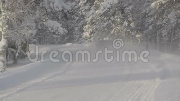 厚厚的雪覆盖着街道和汽车视频的预览图