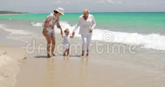 奶奶妈妈和小女孩在海滩散步视频的预览图