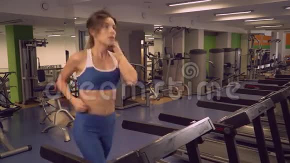 在体育俱乐部锻炼前女性热身视频的预览图