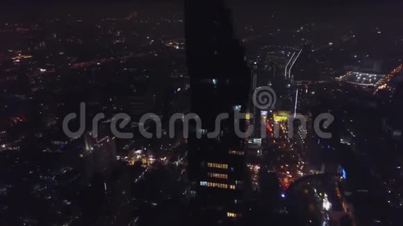 美丽的摩天大楼在中心的鸟瞰市中心的现代建筑美丽的夜景镇视频的预览图
