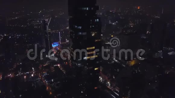 美丽的摩天大楼在中心的鸟瞰市中心的现代建筑美丽的夜景镇视频的预览图