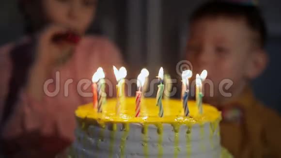 孩子们庆祝生日聚会在蛋糕上吹蜡烛视频的预览图