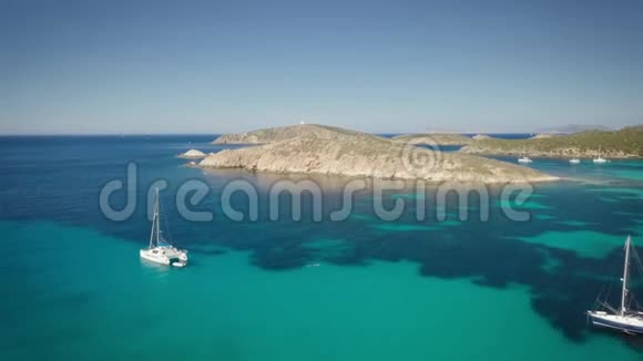 意大利撒丁岛对地中海的无人机鸟瞰夏天视频的预览图