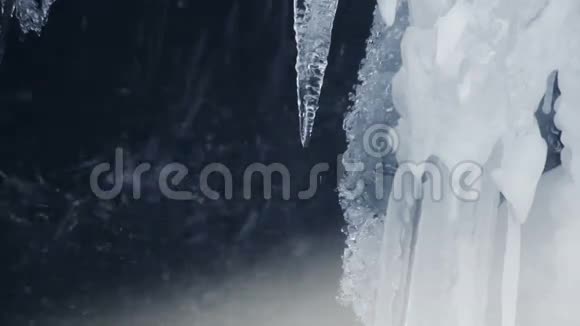 冰柱融化的冰春雨特写镜头春天的冰柱春季背景视频的预览图