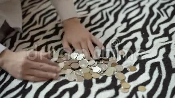 孩子数硬币孩子把钱放在储蓄罐里孩子存钱视频的预览图