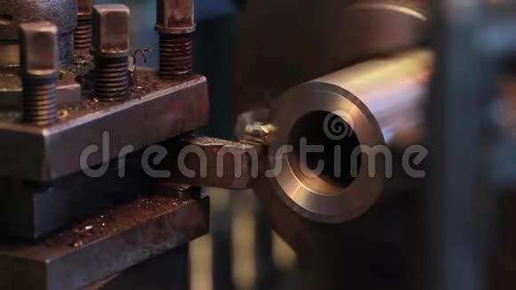 工厂的视频减小车床上金属管的直径刀切割金属录像视频的预览图