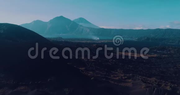 巴厘岛火山岩景观鸟瞰图视频的预览图