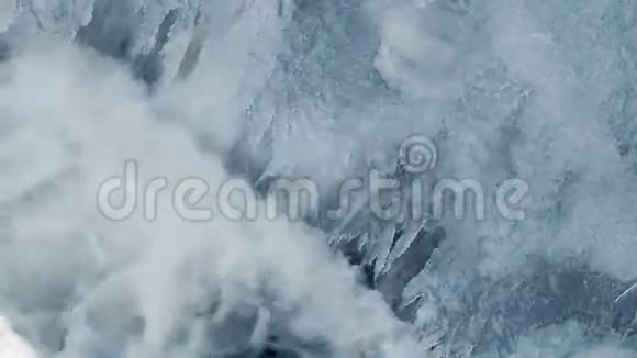 冬季瀑布透明冰柱落水透明冰面视频的预览图