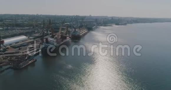 一个大型海港的总体规划用货船飞越港口飞越港口起重机和大型货物视频的预览图