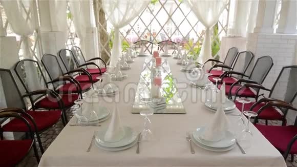 婚礼晚餐装饰餐桌户外美丽的餐桌视频的预览图