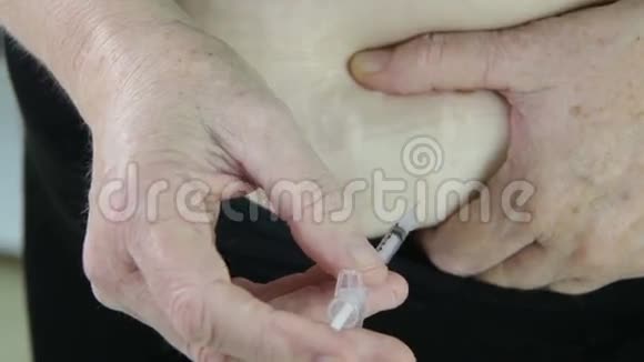 老年妇女注射胰岛素视频的预览图