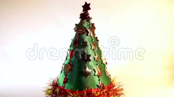 手工制作的五颜六色的圣诞树选择性视频的预览图