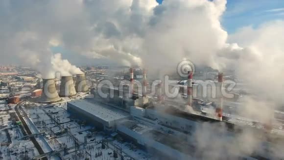 工业工厂污染大气的烟雾冬季空中飞行视频的预览图