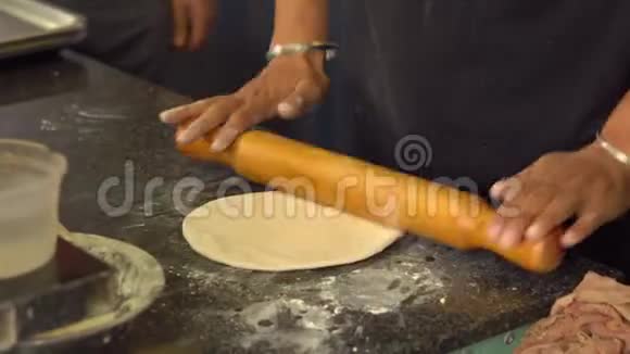 印度厨师准备印度菜烤炉里的印度面包Naan和Roti视频的预览图