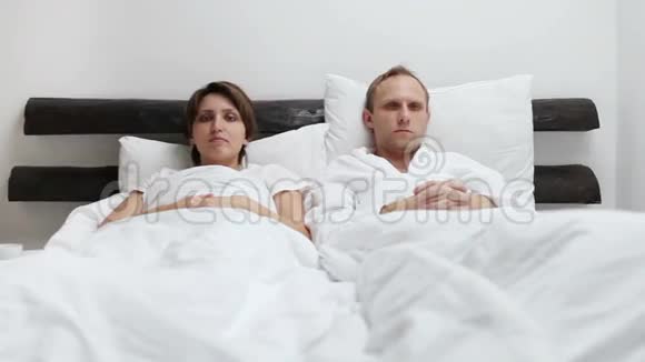 疯夫妻在床上笑视频的预览图