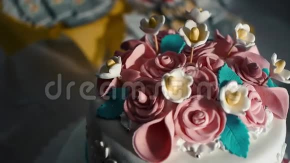 一张装饰精美的结婚蛋糕的近照视频的预览图