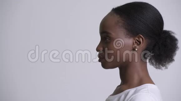 年轻美丽的非洲女性思考特写镜头视频的预览图