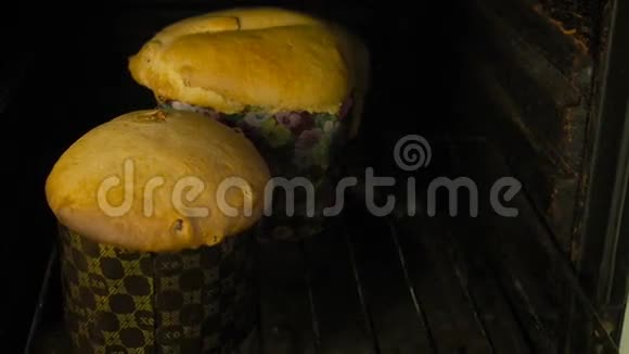 女人从烤箱里拿出热馅饼视频的预览图