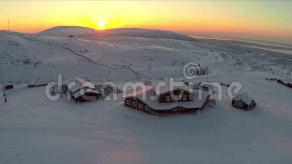 日落时的冬季娱乐中心鸟瞰视频的预览图