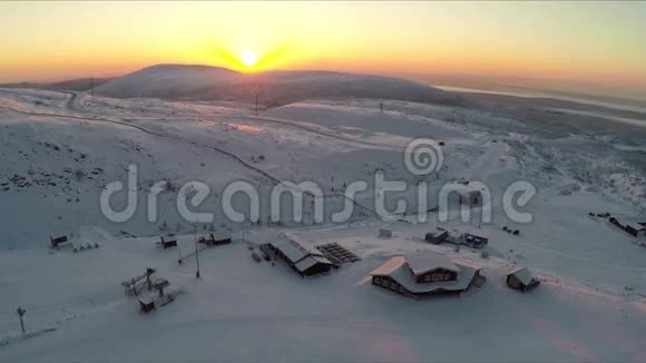 日落时分飞越滑雪中心区域视频的预览图