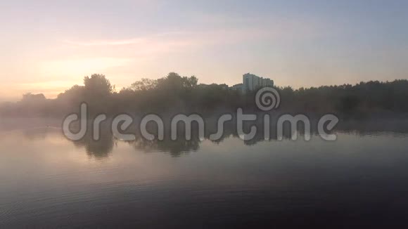 黎明时分城市公园和附近的湖泊视频的预览图