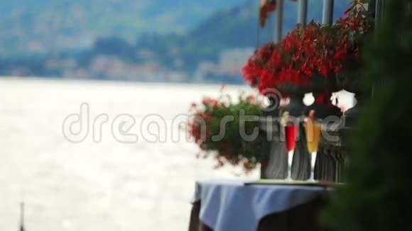 夏日咖啡馆的桌上放着两杯鸡尾酒意大利科莫湖背景视频的预览图