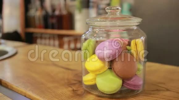 彩色杏仁饼干与玻璃盖子在展示箱咖啡馆的甜点视频的预览图