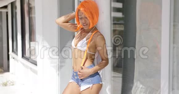 有橙色头发的女性视频的预览图
