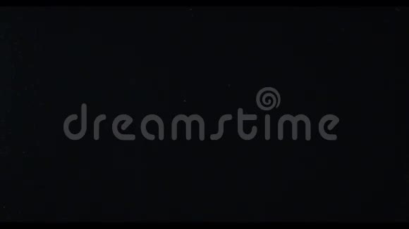 一串红葡萄在镜头中央潜入水中黑色背景慢动作米秒视频的预览图