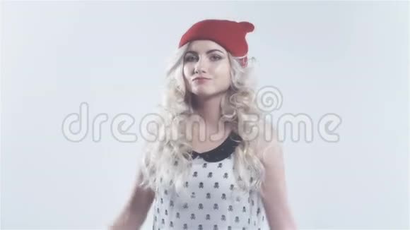 漂亮的时髦少女戴着豆帽在演播室摆姿势视频的预览图
