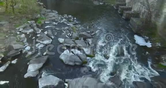 攀登山河和石顶景观视频的预览图